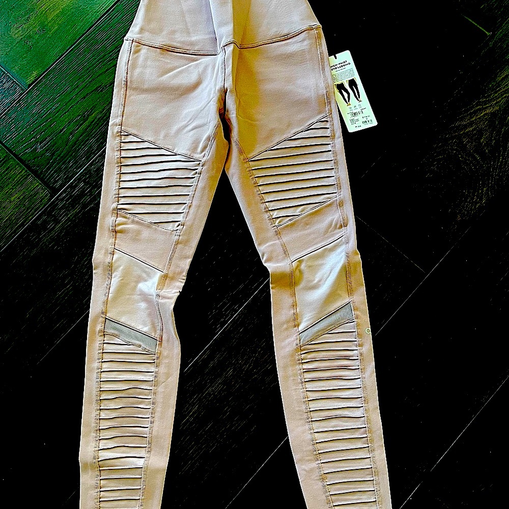 Alo Yoga High-Waist Moto Legging
Size M
Plum/Dusted
New with tags